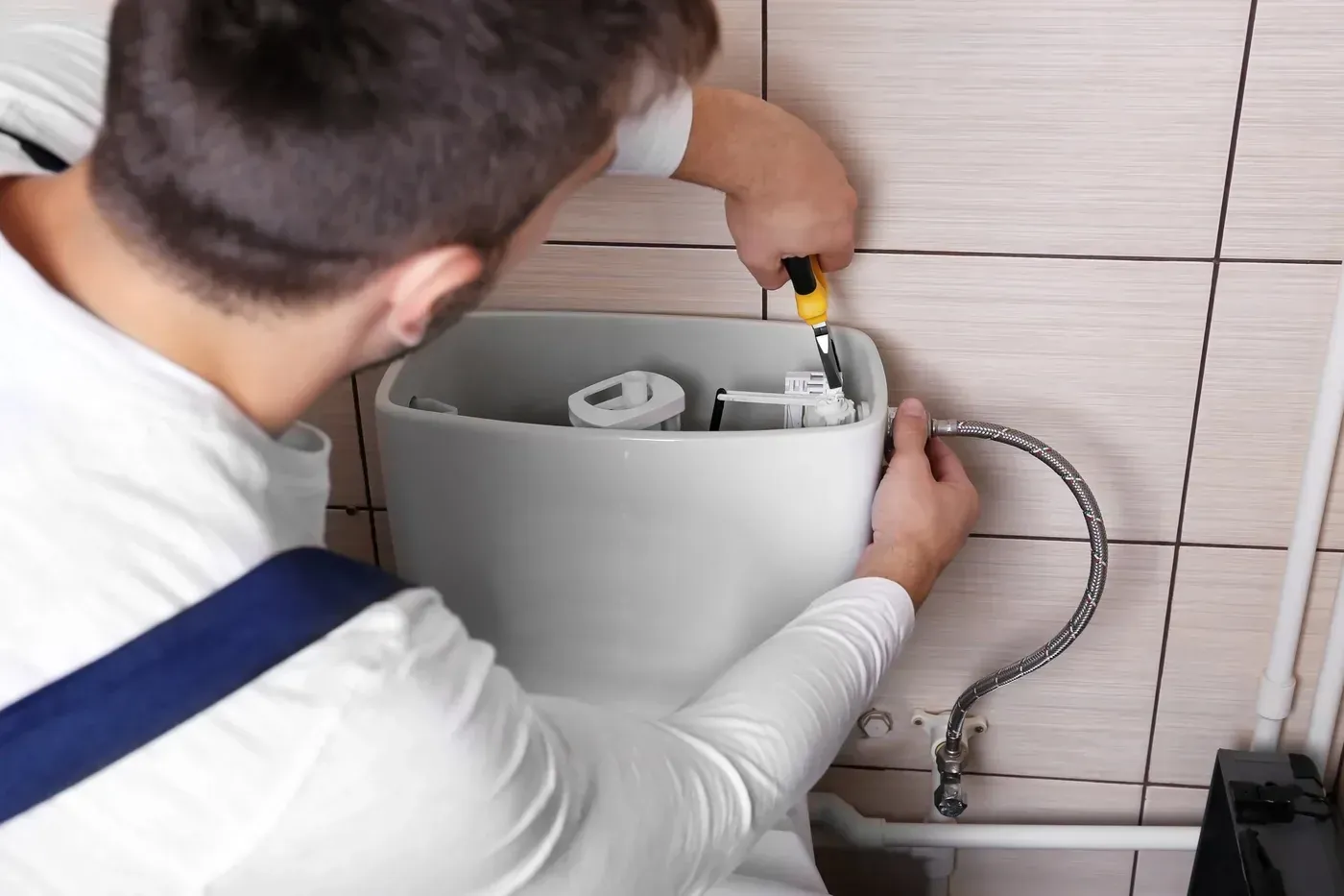 Préparation des raccords avant remontée d'une pompe de relevage